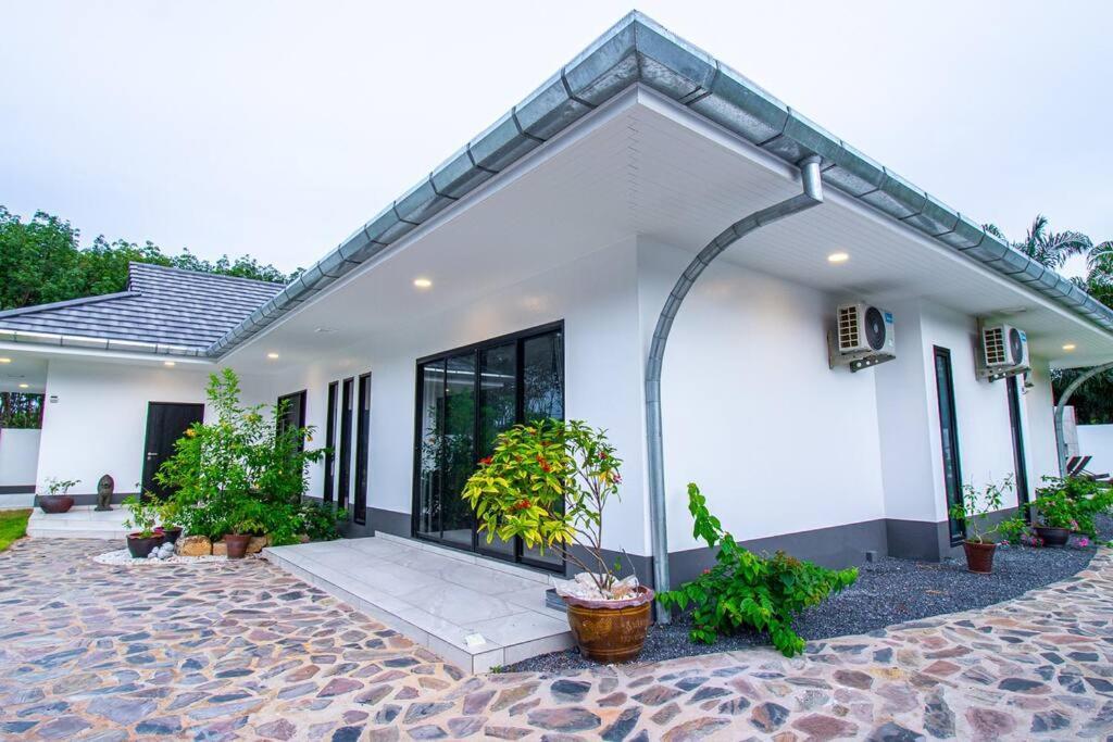 Rusardi Poolvilla - New 4 Bedrooms 4 Bathrooms, 10m Pool Ao Nang